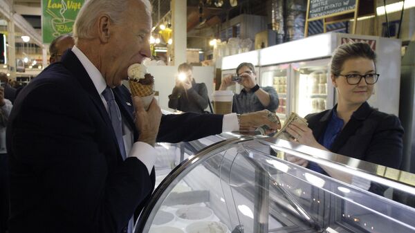 Вице-президент Джо Байден во время поедания мороженого в Огайо, 2012 год  - Sputnik International