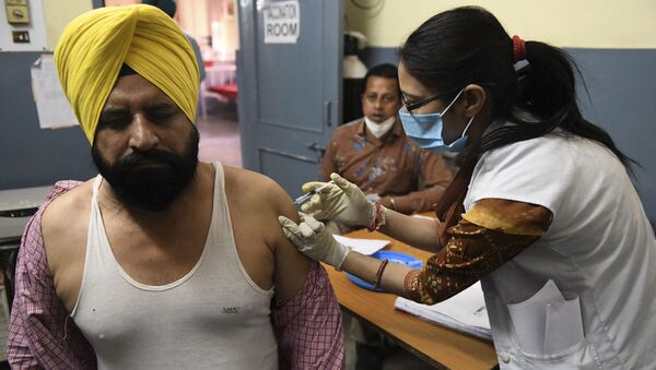 A medical worker inoculates a man with a dose of Covishield at a civil hospital in Ajnala village, about 28km from Amritsar in the state of Punjab on 1 April 2021 as India expanded its coronavirus vaccination drive to those aged 45 to 60. - Sputnik International