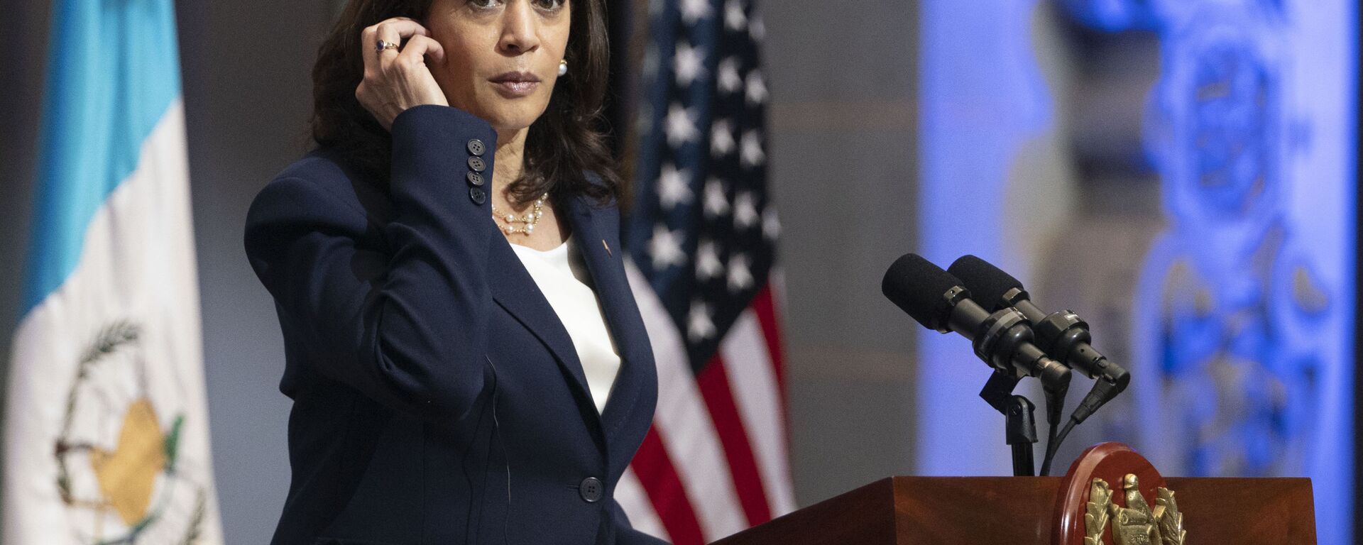 Vice President Kamala Harris, left, and Guatemalan President Alejandro Giammattei, attend a news conference, Monday, June 7, 2021, at the National Palace in Guatemala City - Sputnik International, 1920, 07.01.2022