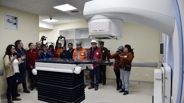 The director of Nuclear Technology, Dr Vivian Rada (L) shows a medical linear accelerator (LINAC) -used for cancer treatments- to Bolivian government authorities during a visit to the Investigation Centre of Nuclear Medicine, in El Alto, Bolivia, on March 10, 2020. - Russian company Rosatom is building the first nuclear research center for medical and agricultural purposes in the Bolivian city of El Alto, which costs 351 million dollars - Sputnik International
