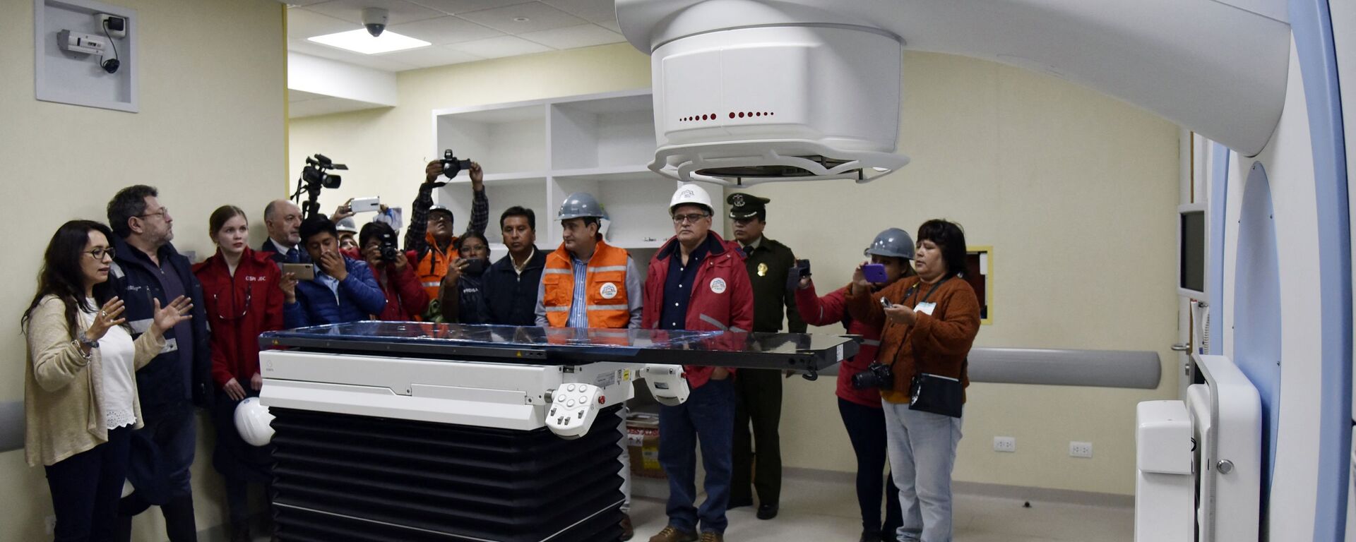 The director of Nuclear Technology, Dr Vivian Rada (L) shows a medical linear accelerator (LINAC) -used for cancer treatments- to Bolivian government authorities during a visit to the Investigation Centre of Nuclear Medicine, in El Alto, Bolivia, on March 10, 2020. - Russian company Rosatom is building the first nuclear research center for medical and agricultural purposes in the Bolivian city of El Alto, which costs 351 million dollars - Sputnik International, 1920, 10.06.2021