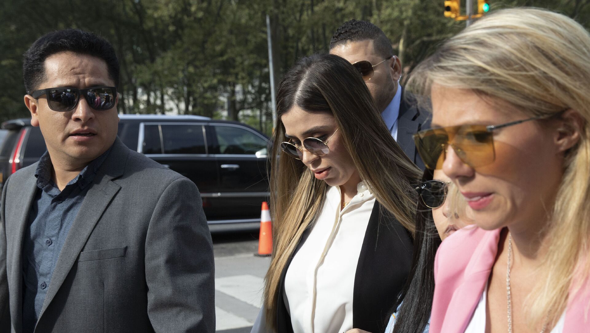  In this July 17, 2019 file photo, Emma Coronel Aispuro, center, wife of Mexican drug lord Joaquin El Chapo Guzman, arrives for his sentencing at Brooklyn federal court, in New York. According to the United States Department of Justice, Coronel has been arrested on Monday, Feb. 22, 2021, under drug trafficking charges - Sputnik International, 1920, 10.06.2021