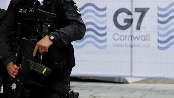 Armed police officers walk in Falmouth as preparations are underway for the G7 leaders summit, Cornwall, Britain, June 10, 2021. - Sputnik International