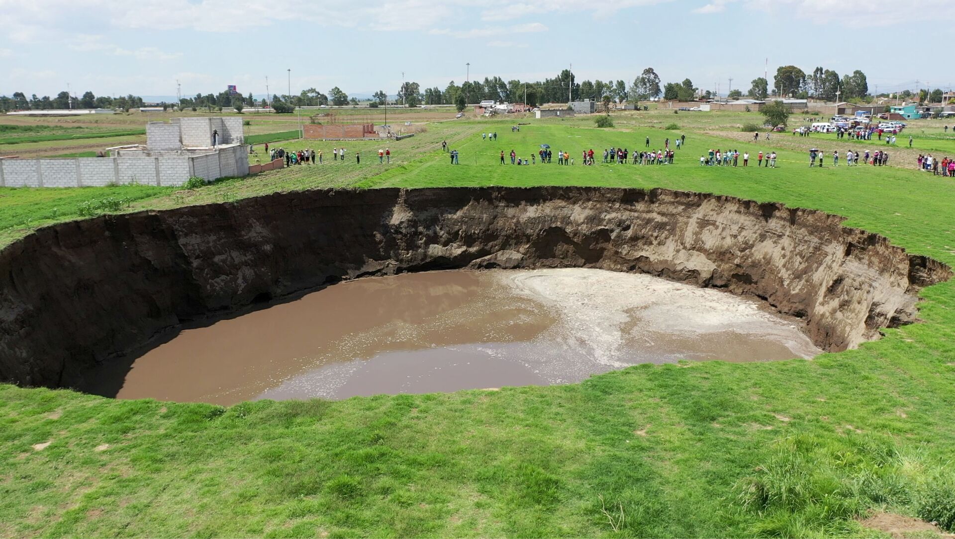 An aerial view of a sinkhole found in a farmland in Santa Maria Zacatepec, Puebla, Mexico May 30, 2021 is shown in this screen grab obtained from a social media video.  - Sputnik International, 1920, 11.06.2021