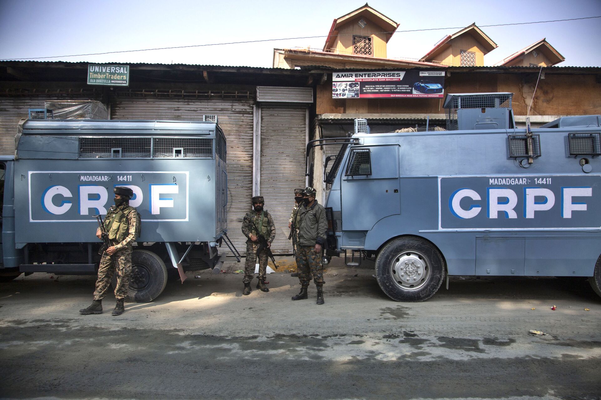 Indian Central Reserve Police Force (CRPF) soldiers guard during a gunfight between Indian government forces and suspected rebels in Srinagar, Indian controlled Kashmir, Monday, Oct. 12, 2020 - Sputnik International, 1920, 07.09.2021