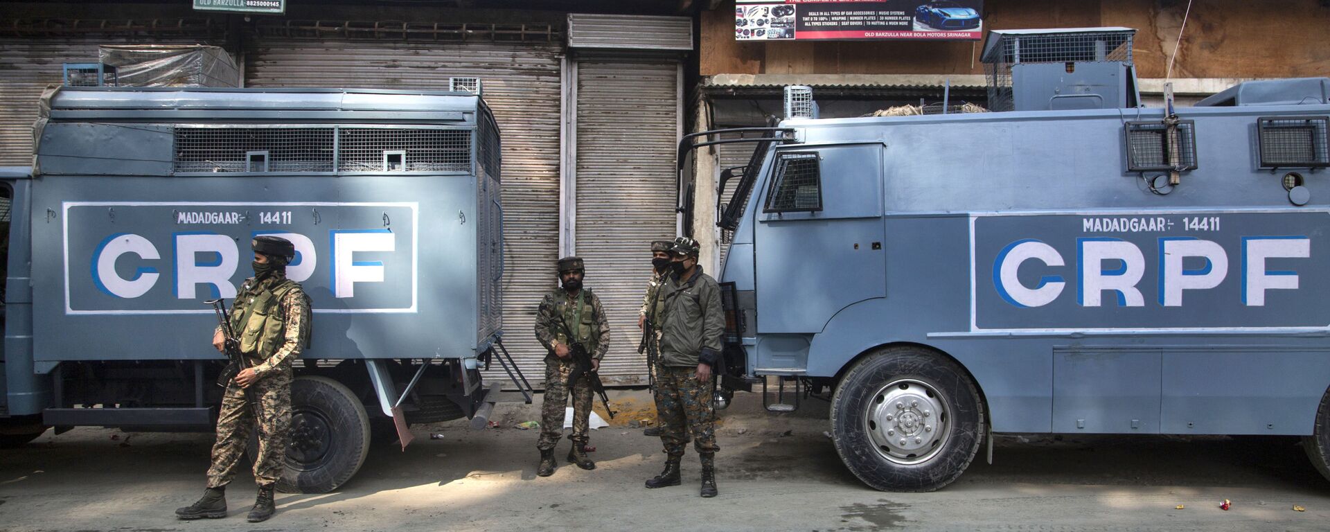 Indian Central Reserve Police Force (CRPF) soldiers guard during a gunfight between Indian government forces and suspected rebels in Srinagar, Indian controlled Kashmir, Monday, Oct. 12, 2020 - Sputnik International, 1920, 21.10.2021