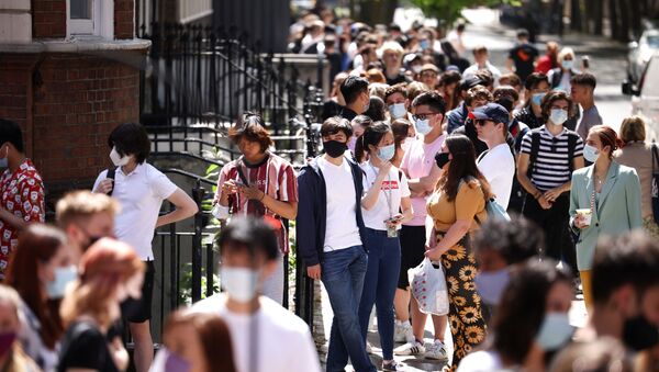 People queue outside a vaccination centre for young people and students at the Hunter Street Health Centre, amid the coronavirus disease (COVID-19) outbreak, in London - Sputnik International