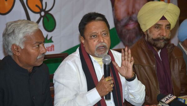 All India Trinamool Congress (AITC) party National Vice-President and former Indian Minister of Railways, Mukul Roy (C) speaks during a press conference in Amritsar on 10 January 2017. - Sputnik International