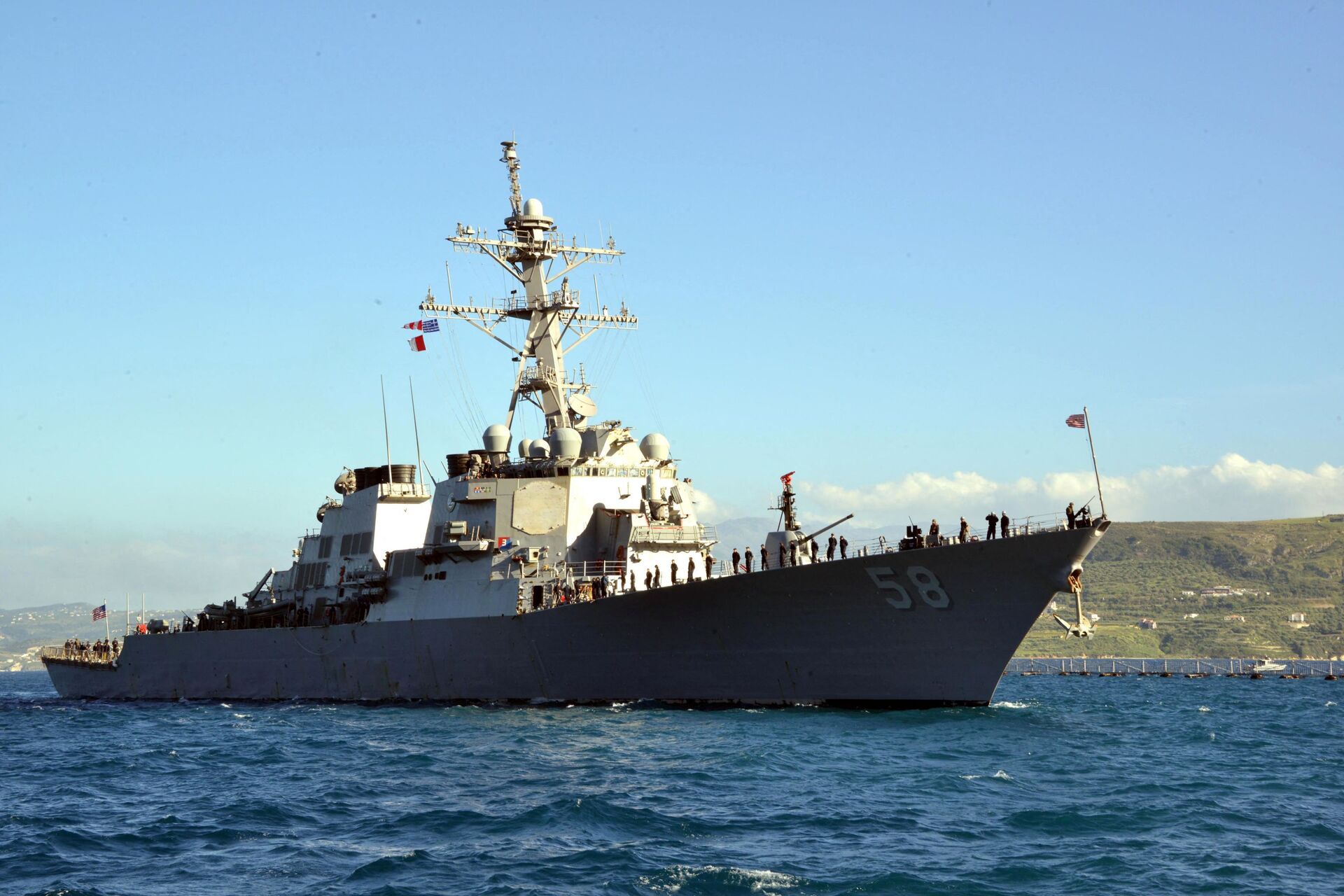 In this April 29, 2015 US Navy handout photo, the guided-missile destroyer USS Laboon (DDG 58) arrives in Souda Bay, Greece on April 29, 2015 for a scheduled port visit.  - Sputnik International, 1920, 14.11.2022