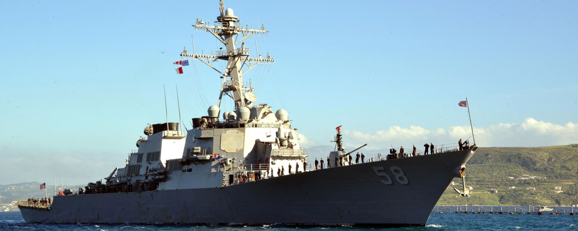 In this April 29, 2015 US Navy handout photo, the guided-missile destroyer USS Laboon (DDG 58) arrives in Souda Bay, Greece on April 29, 2015 for a scheduled port visit.  - Sputnik International, 1920, 15.01.2024