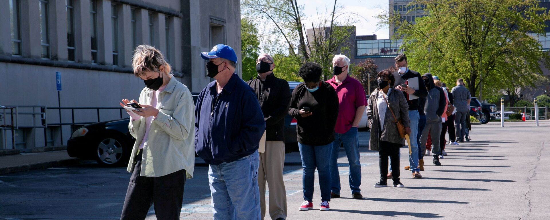 People line up outside a newly reopened career center for in-person appointments in Louisville, U.S., April 15, 2021.  REUTERS/Amira Karaoud/File Photo/File Photo - Sputnik International, 1920, 11.06.2021