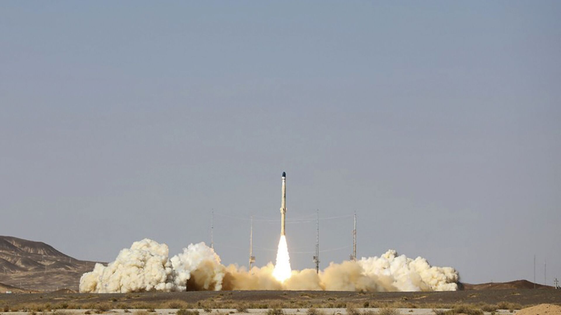 This picture released by the official website of the Iranian Defense Ministry on Monday, Feb. 1, 2021, shows the launch of Iran's newest satellite-carrier rocket, called Zuljanah, at an undisclosed location, Iran. - Sputnik International, 1920, 11.06.2021