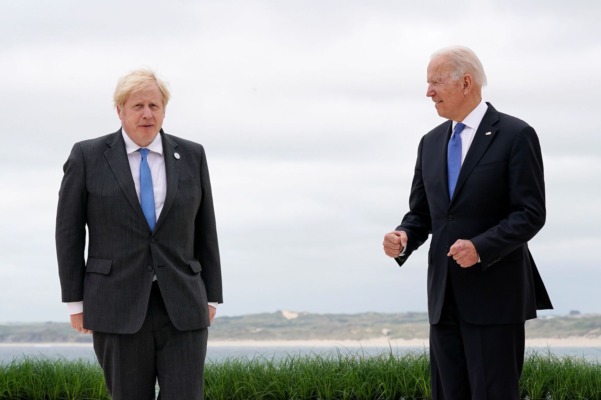 British Prime Minister Boris Johnson and U.S. President Joe Biden pose for photos at the G-7 summit, in Carbis Bay, Cornwall, Britain June 11, 2021 - Sputnik International, 1920, 07.09.2021