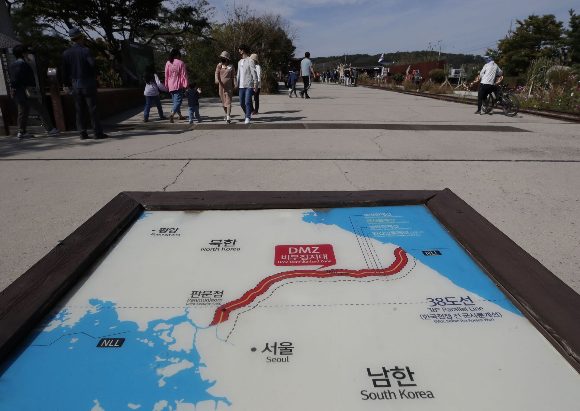 A map of two Koreas showing the Demilitarized Zone with North Korea's capital Pyongyang and South Korea's capital Seoul is seen at the Imjingak Pavilion in Paju, South Korea, Sunday, Oct. 11, 2020 - Sputnik International, 1920, 07.09.2021