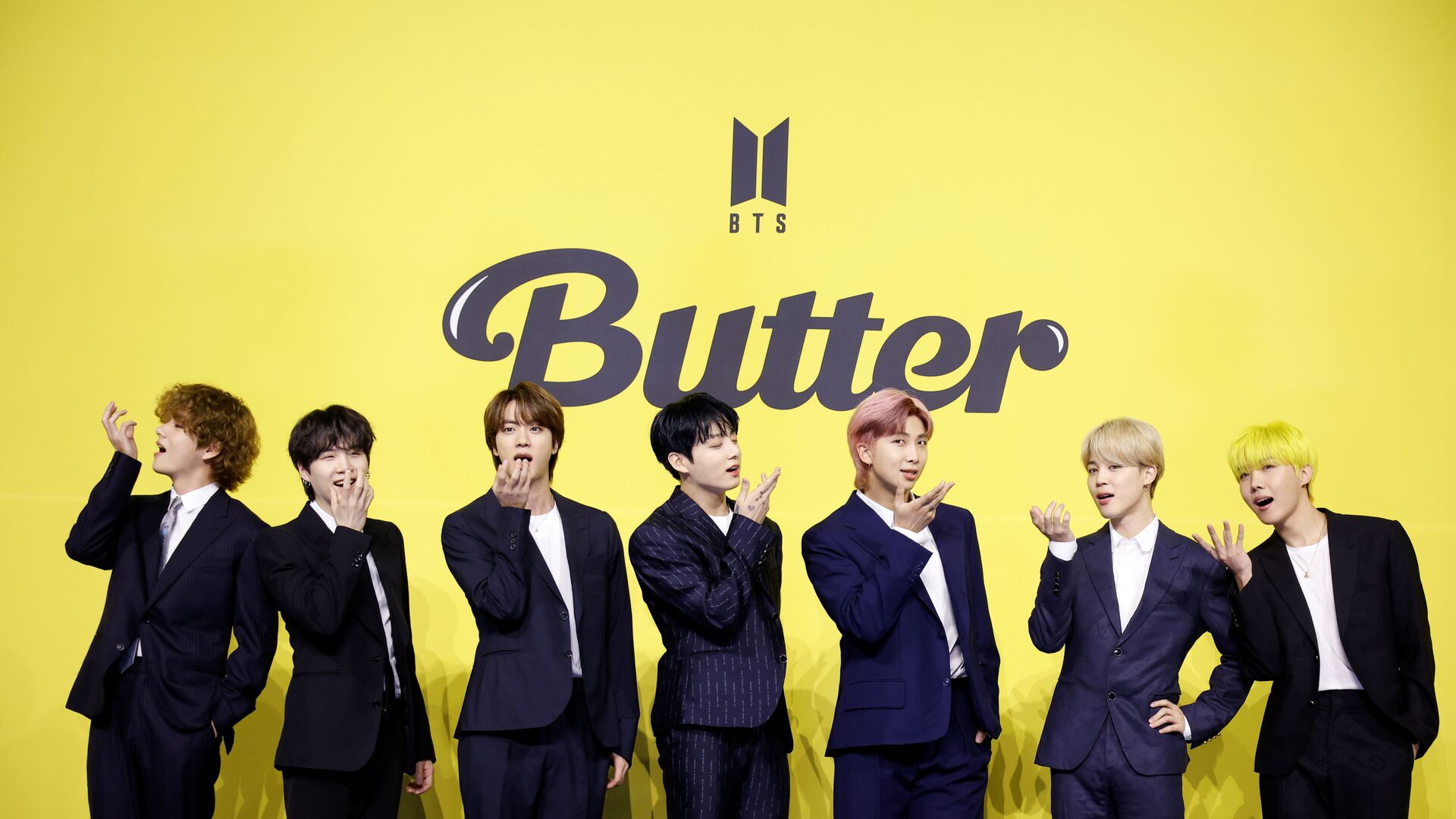 Members of K-pop boy band BTS pose for photographs during a photo opportunity promoting their new single 'Butter' in Seoul - Sputnik International, 1920, 05.07.2021