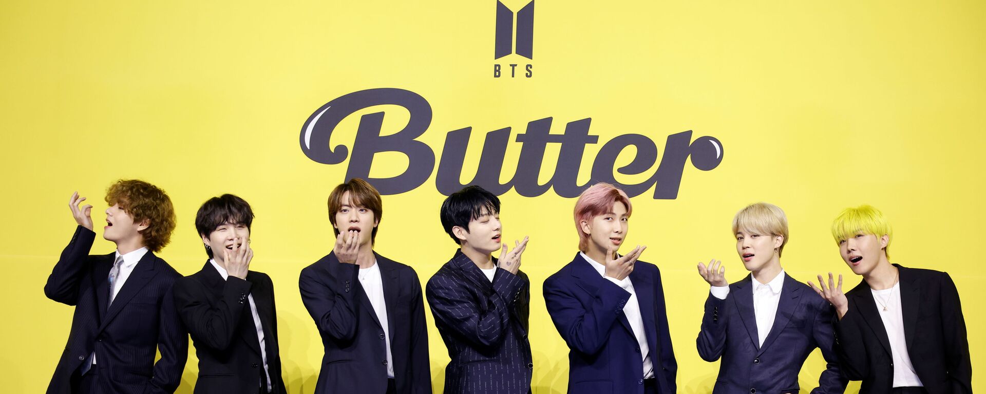 Members of K-pop boy band BTS pose for photographs during a photo opportunity promoting their new single 'Butter' in Seoul - Sputnik International, 1920, 09.12.2021