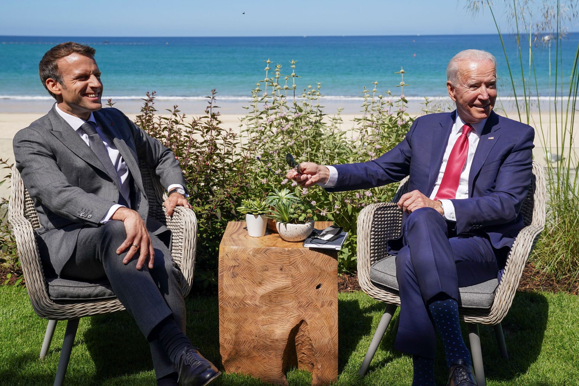 U.S. President Joe Biden and France's President Emmanuel Macron attend a bilateral meeting during the G7 summit in Carbis Bay, Cornwall, Britain, June 12, 2021. - Sputnik International, 1920, 19.09.2021