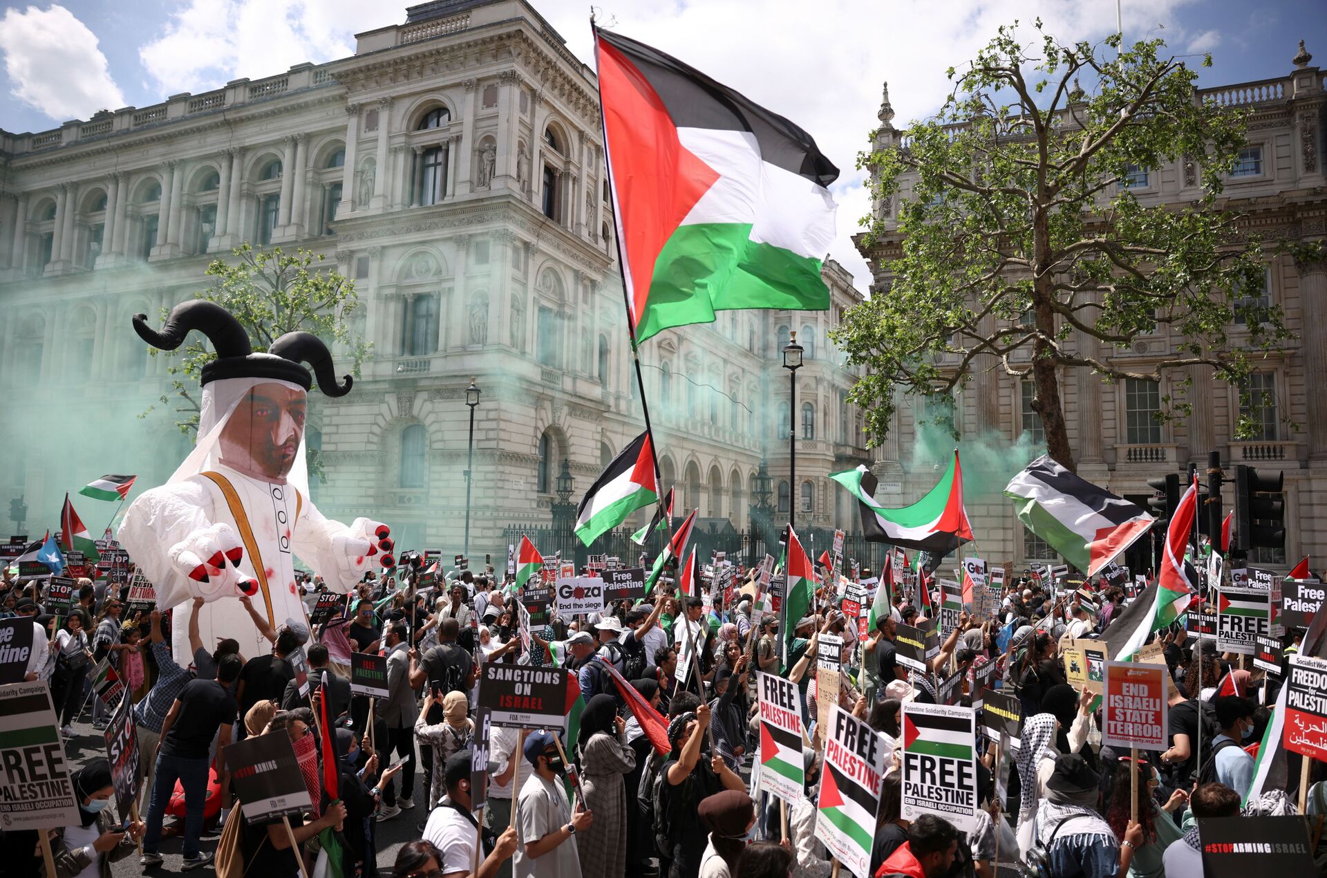 Video: Ex-Labour Leader Jeremy Corbin Embraces Pro-Palestinian Rally Outside Downing St - Sputnik International, 1920, 12.06.2021