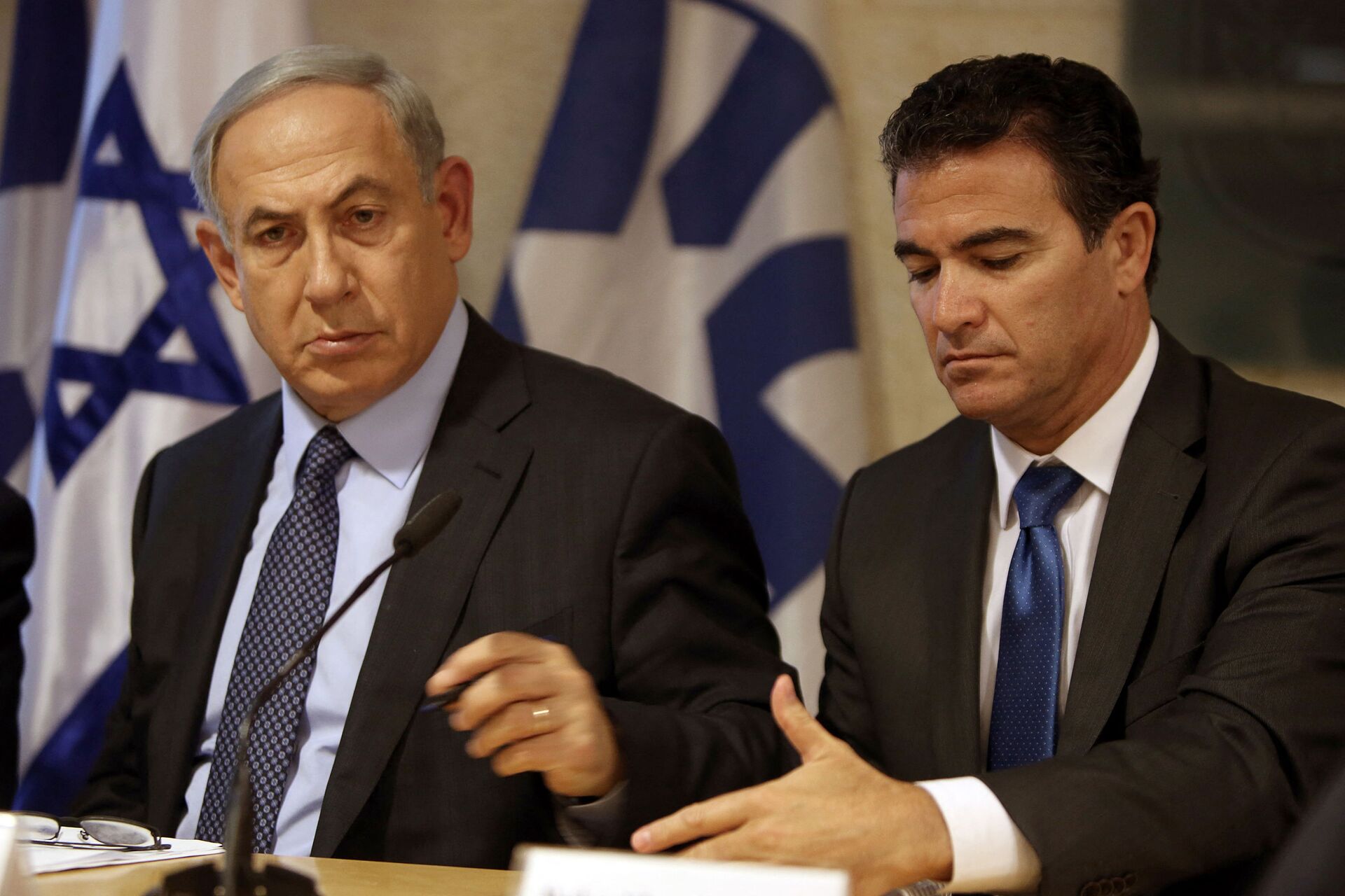 A file picture taken at the Israeli foreign ministry on October 15, 2015, shows Prime Minister Benjamin Netanyahu (L) sitting next to Yossi Cohen, who is currently the head of Israel's National Security Council, and who was named as the 12th head of the Mossad intelligence agency by Netanyahu on December 7, 2015. - Sputnik International, 1920, 07.09.2021