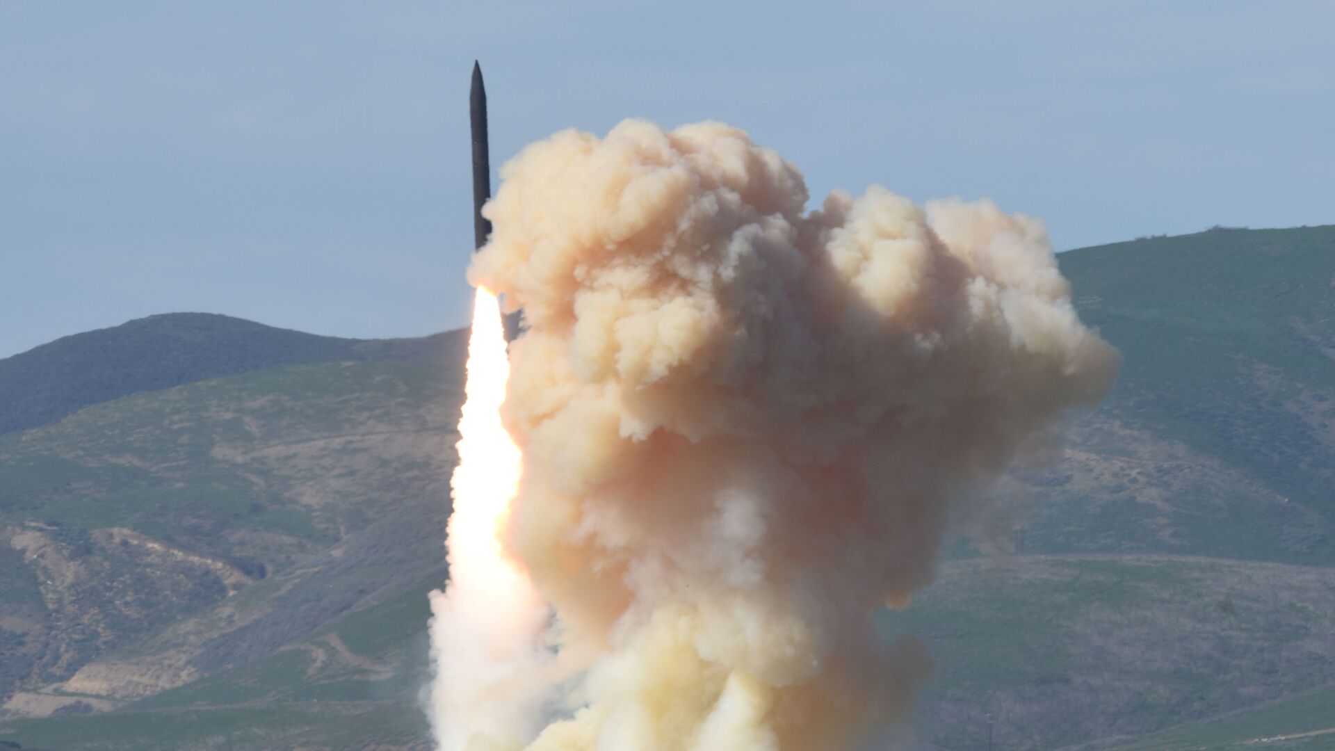 This photo provided by the Defense Department's Missile Defense Agency, taken Jan. 28, 2016, shows a long-range ground-based interceptor is launched from Vandenberg Air Force Base, Calif. - Sputnik International, 1920, 04.07.2021