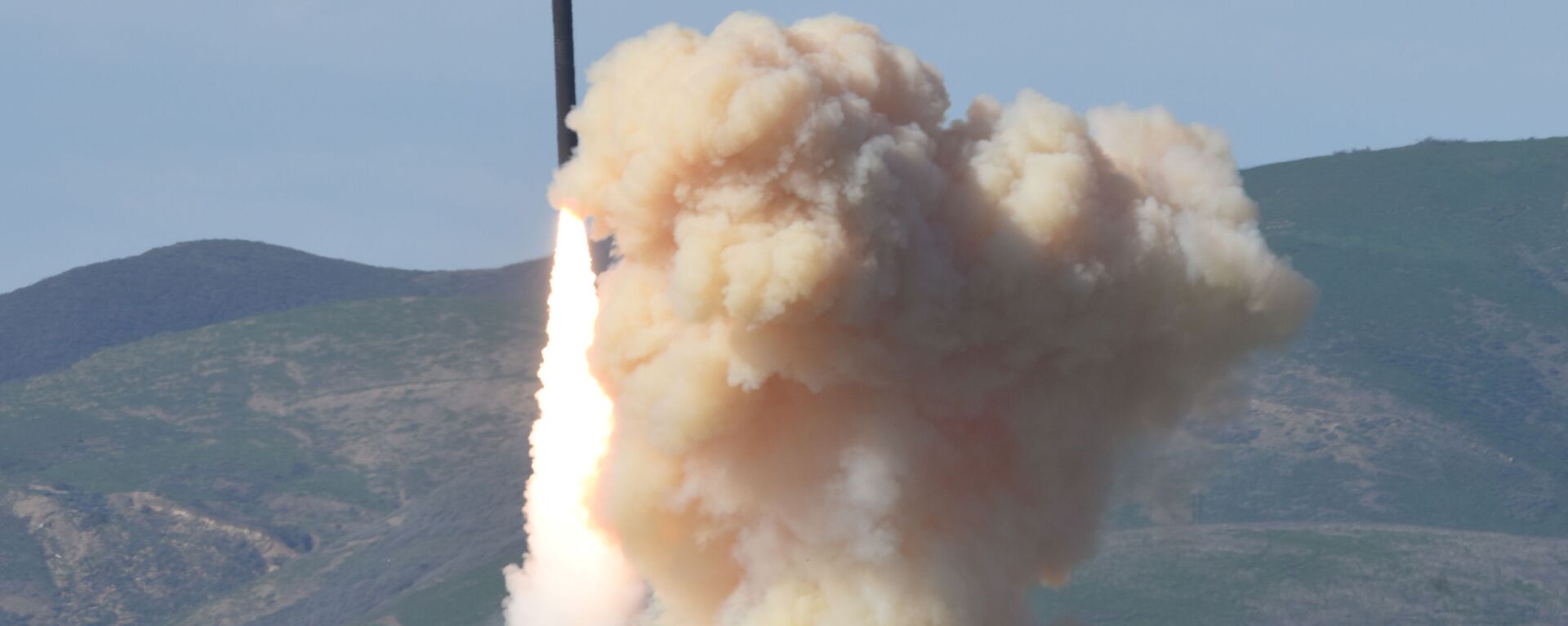 This photo provided by the Defense Department's Missile Defense Agency, taken Jan. 28, 2016, shows a long-range ground-based interceptor is launched from Vandenberg Air Force Base, Calif. - Sputnik International, 1920, 30.01.2022