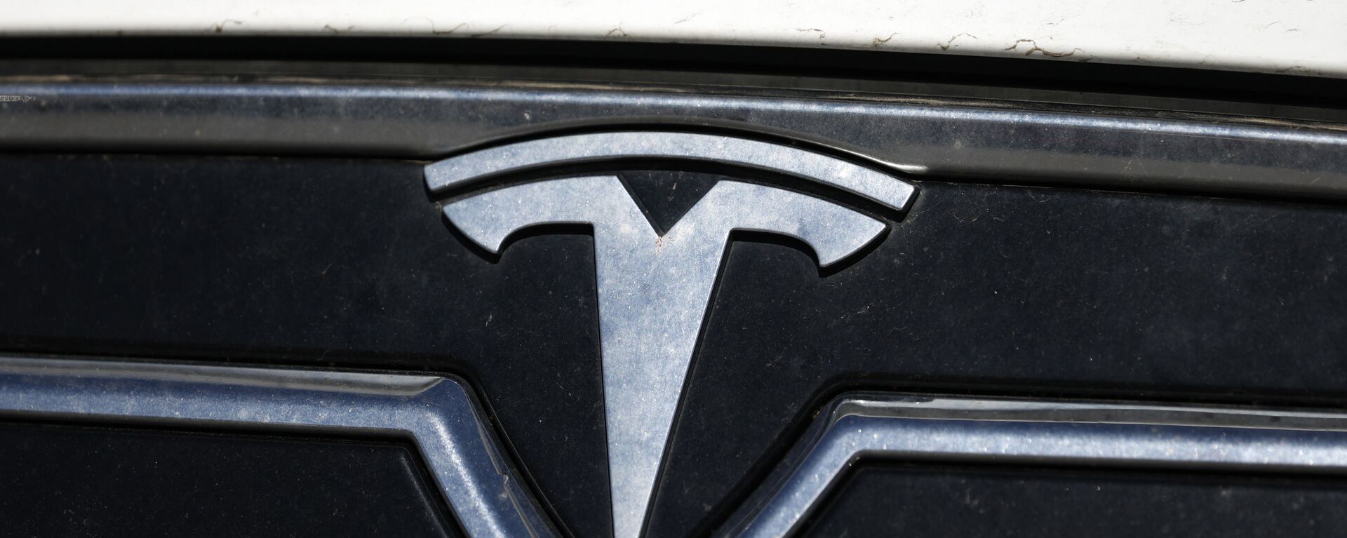 The company logo shines off the grille of an unsold 2020 Model S sedan at a Tesla dealership Sunday, July 19, 2020, in Littleton, Colorado. - Sputnik International, 1920, 02.07.2021