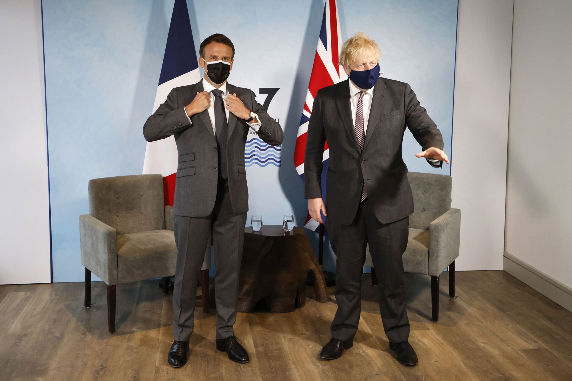 Britain's Prime Minister Boris Johnson and France's President Emmanuel Macron take part in a bilateral meeting during the G7 summit in Carbis bay, Cornwall on June 12, 2021.  - Sputnik International, 1920, 29.10.2021