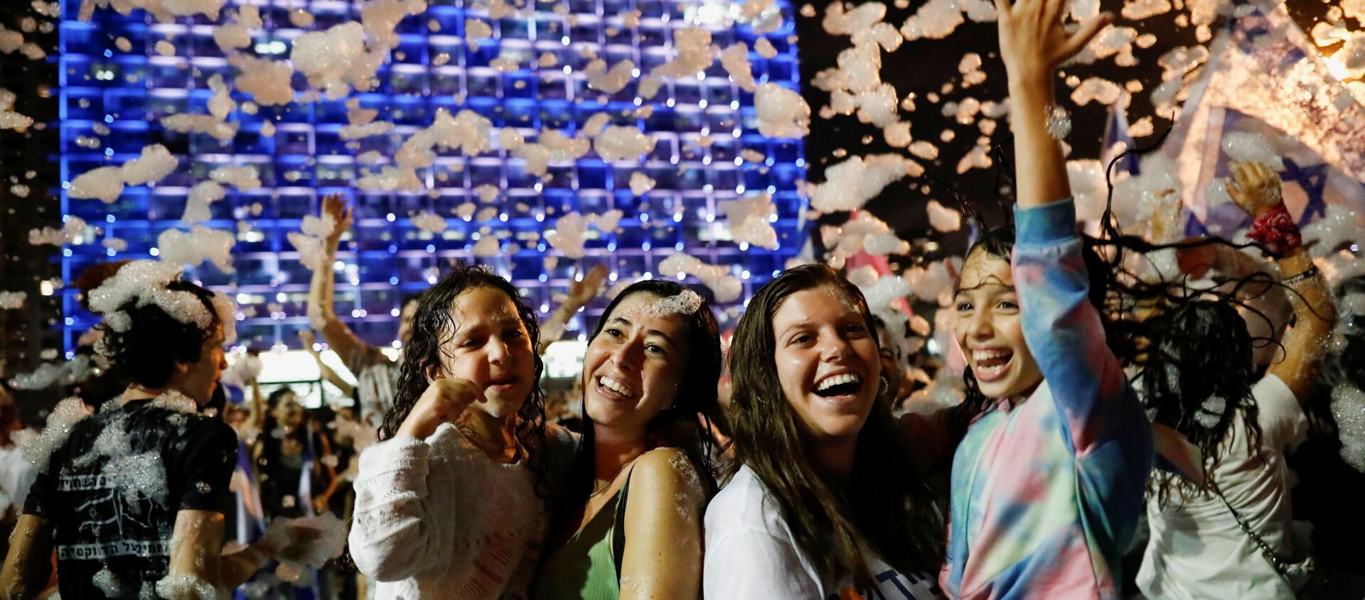 People celebrate after Israel's parliament voted in a new coalition government, ending Benjamin Netanyahu's 12-year hold on power, at Rabin Square in Tel Aviv, Israel June 13, 2021. - Sputnik International, 1920, 13.06.2021