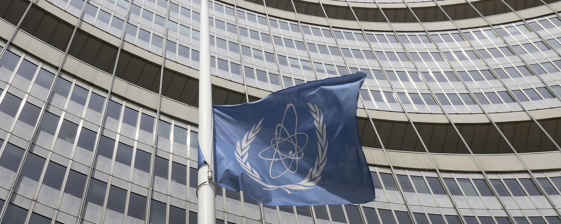 A flag is set to half mast in front of the International Atomic Energy Agency (IAEA) building in Vienna, Austria, Monday, July 22, 2019. - Sputnik International, 1920, 27.04.2022