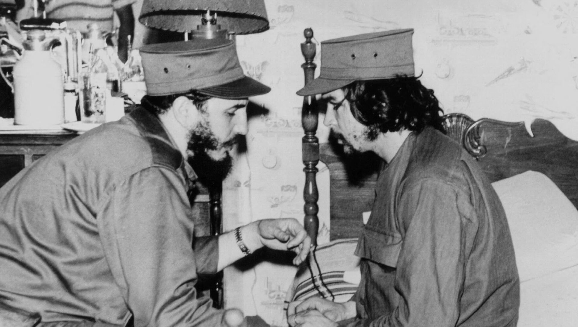 (FILES)This 1959 file photo shows Cuban Fidel Castro (L), then 33 years old, chatting with ailing 31-year-old Ernesto Che Guevara, at his barracks in Havana, shortly after both led the revolution that overthrew the Batista regime.  - Sputnik International, 1920, 14.06.2021