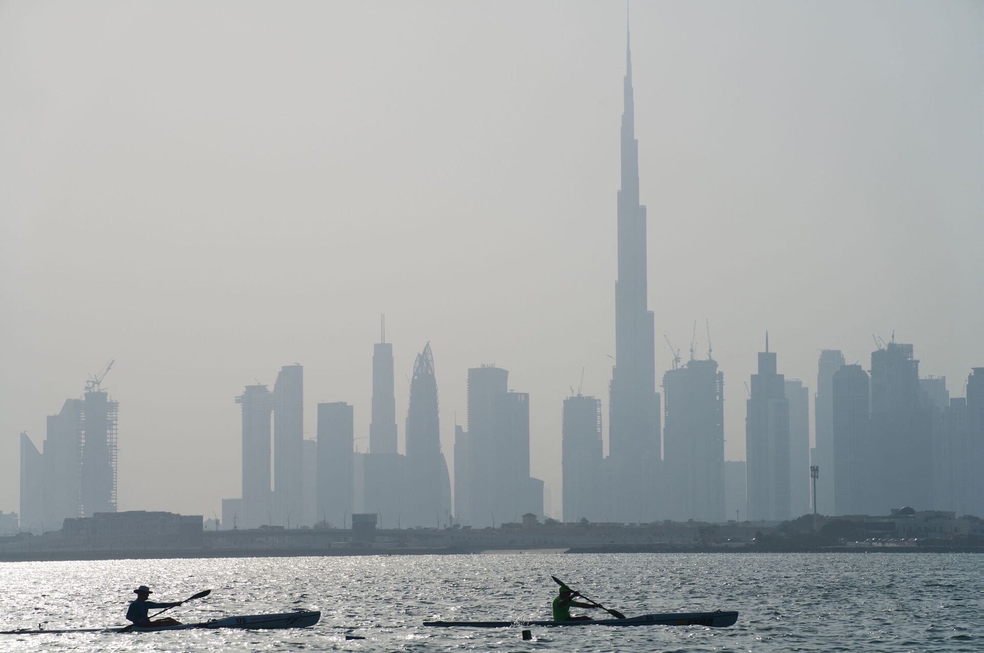 Kayakers race in front of the Burj Khalifa, the world's tallest building, off the coast of Dubai, United Arab Emirates, Friday, June 19, 2020 - Sputnik International, 1920, 07.09.2021