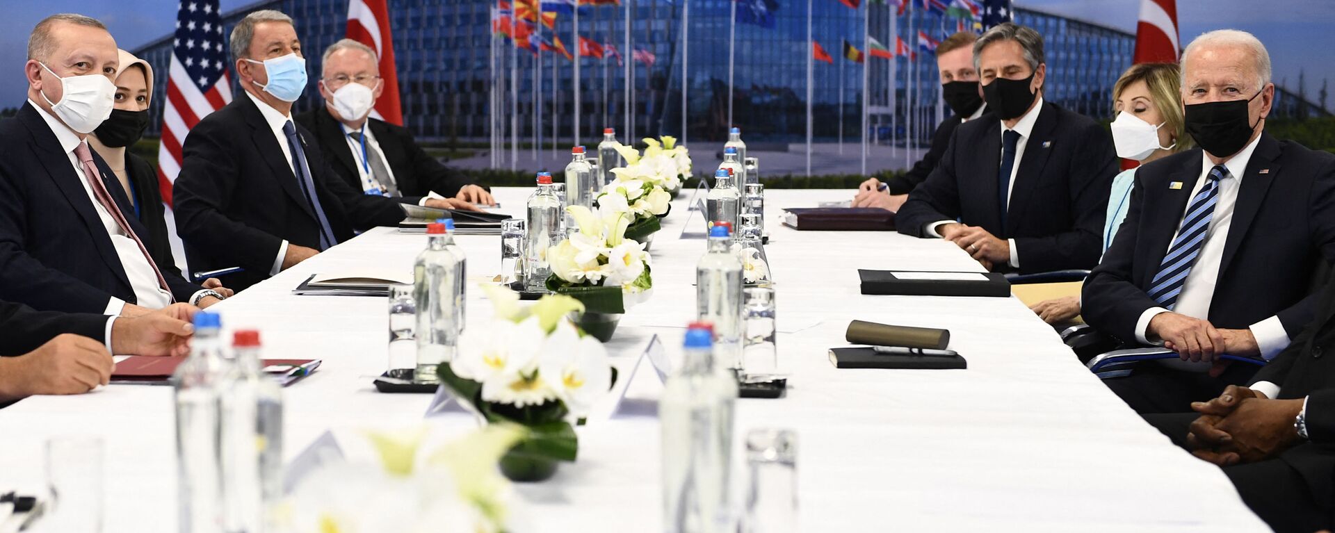 Turkey's President Recep Tayyip Erdogan (L) and US President Joe Biden (R) attend a bilateral meeting on the sidelines of the NATO summit at the North Atlantic Treaty Organization (NATO) headquarters in Brussels on June 14, 2021. - Sputnik International, 1920, 15.06.2021