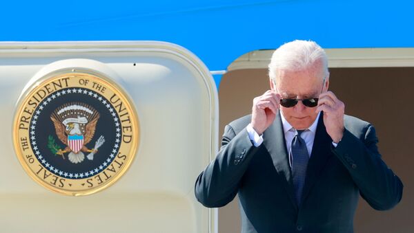U.S. President Joe Biden steps off Air Force One at Cointrin airport as he arrives ahead of a meeting with Russian counterpart Vladimir Putin in Geneva, Switzerland, June 15, 2021 - Sputnik International