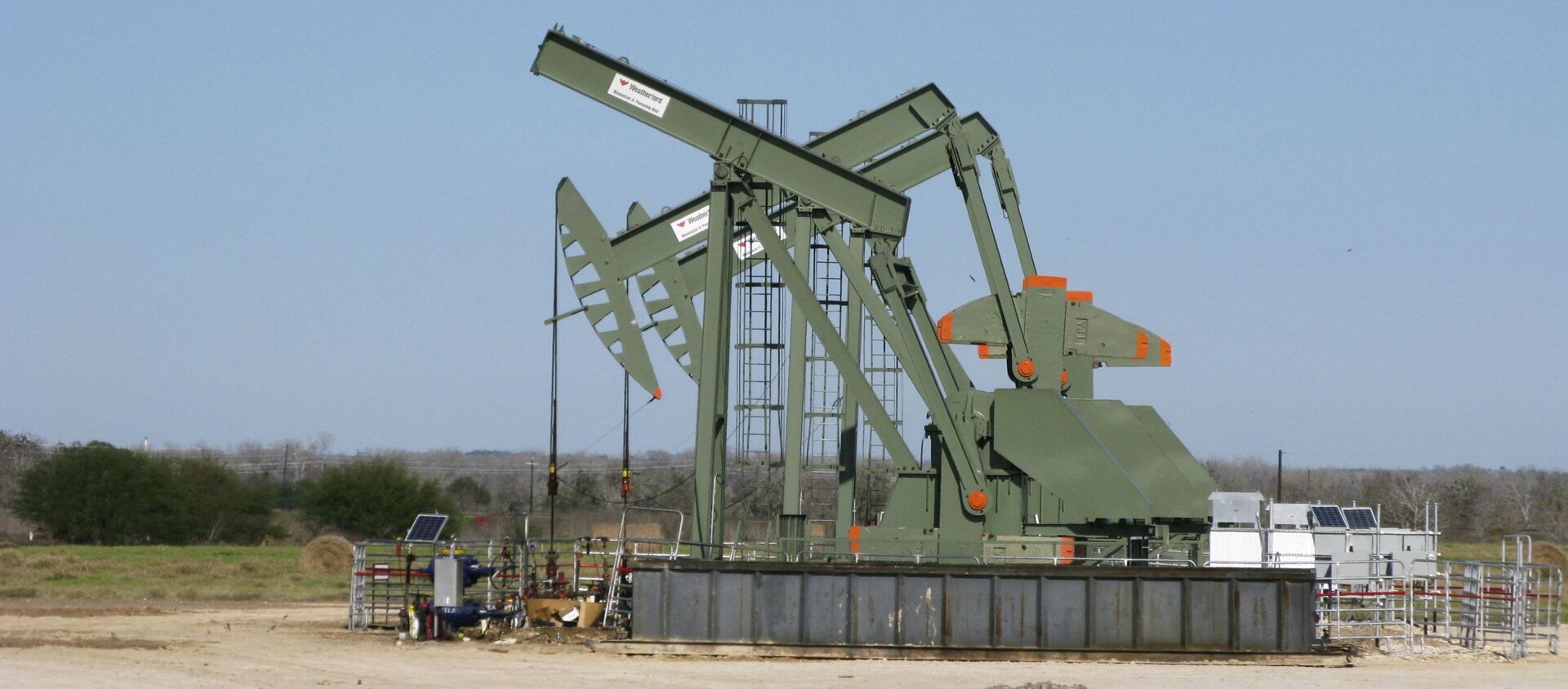 A pump jack used to help lift crude oil from a well in South Texas - Sputnik International, 1920, 15.06.2021