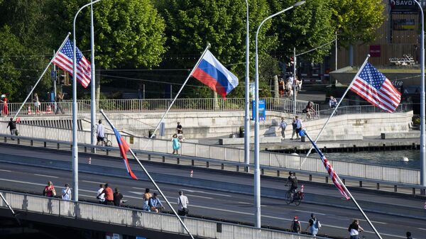 People cross a bridge decorated with United States and Russian flags in Geneva, Switzerland, Tuesday, June 15, 2021 - Sputnik International