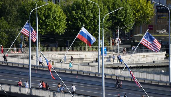 People cross a bridge decorated with United States and Russian flags in Geneva, Switzerland, Tuesday, June 15, 2021 - Sputnik International