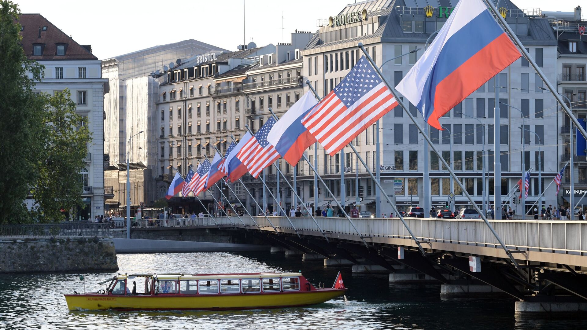 A view shows Mont-Blanc bridge decorated with flags of the USA and Russia ahead of the June 16 summit between U.S. President Joe Biden and Russian President Vladimir Putin, in Geneva, Switzerland - Sputnik International, 1920, 16.06.2021