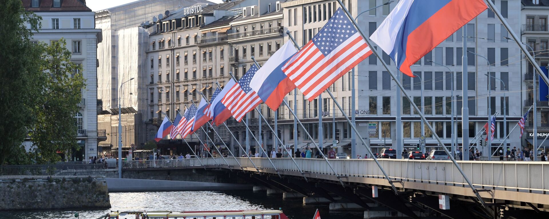 A view shows Mont-Blanc bridge decorated with flags of the USA and Russia ahead of the June 16 summit between U.S. President Joe Biden and Russian President Vladimir Putin, in Geneva, Switzerland - Sputnik International, 1920, 30.12.2021