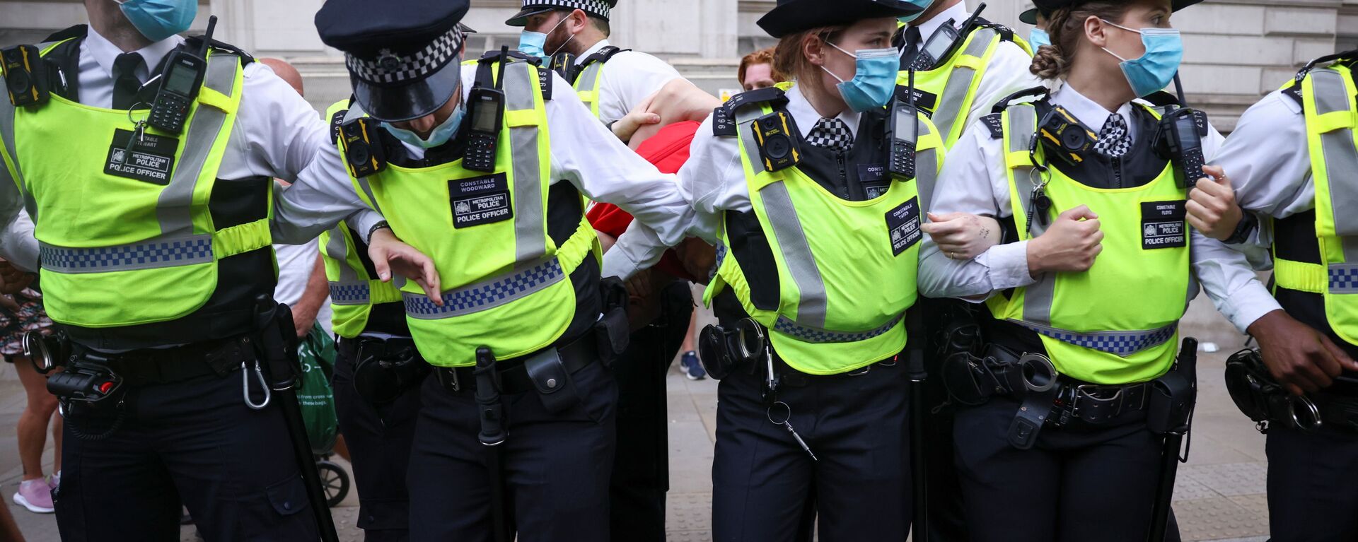 Police officers apprehend a demonstrator during an anti-lockdown and anti-vaccine protest, amid the coronavirus disease (COVID-19) pandemic, in London, Britain, June 14, 2021. REUTERS - Sputnik International, 1920, 18.12.2021