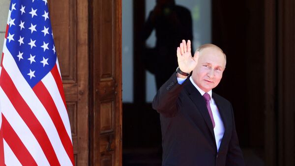 Russia's President Vladimir Putin waves as he arrives at Villa La Grange for the U.S.-Russia summit with US President Joe Biden in Geneva, on June 16, 2021 - Sputnik International