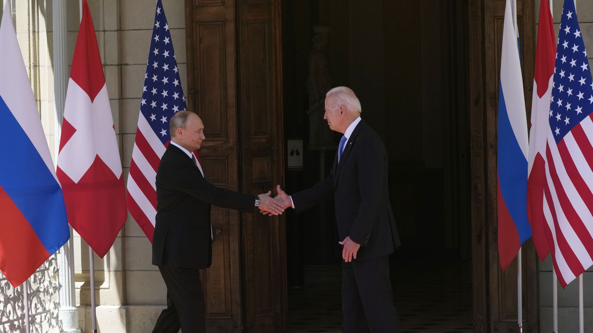 Russian President Vladimir Putin, left, and U.S President Joe Biden shake hands during their meeting at the 'Villa la Grange' in Geneva, Switzerland in Geneva, Switzerland, Wednesday, June 16, 2021 - Sputnik International, 1920, 17.06.2021