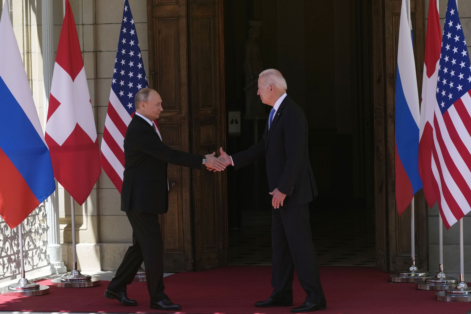 Russian President Vladimir Putin, left, and U.S President Joe Biden shake hands during their meeting at the 'Villa la Grange' in Geneva, Switzerland in Geneva, Switzerland, Wednesday, June 16, 2021 - Sputnik International, 1920, 07.12.2021
