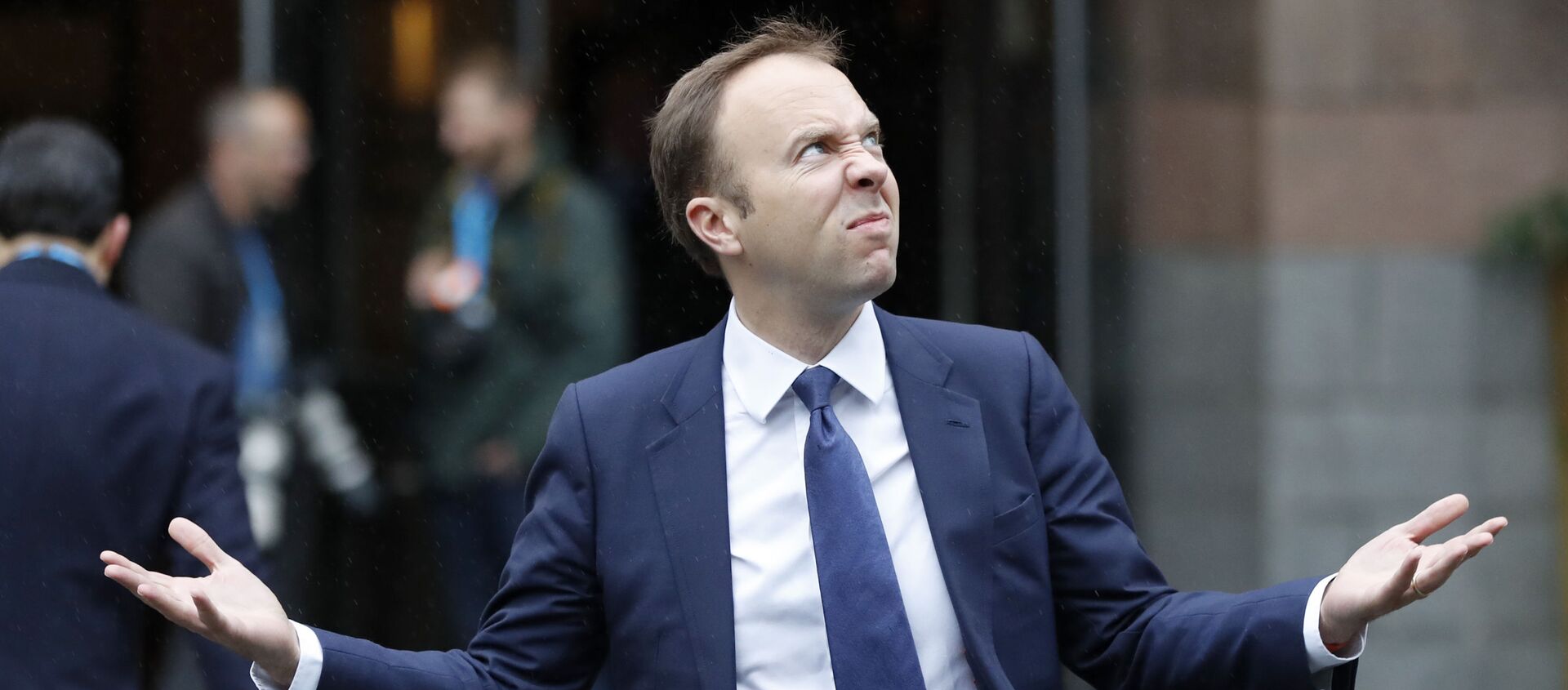 Matt Hancock, Secretary of State for Health and Social Care, walks through the rain to the Conservative Party Conference in Manchester, England, Tuesday, Oct. 1, 2019.  - Sputnik International, 1920, 25.06.2021