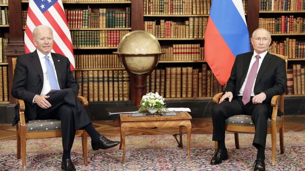Russian President Vladimir Putin and U.S. President Joe Biden, left, attend a meeting at the Villa La Grange in Geneva, Switzerland - Sputnik International