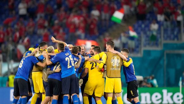 Italy's players celebrate their win after the UEFA EURO 2020 Group A football match between Italy and Switzerland at the Olympic Stadium in Rome on June 16, 2021 - Sputnik International