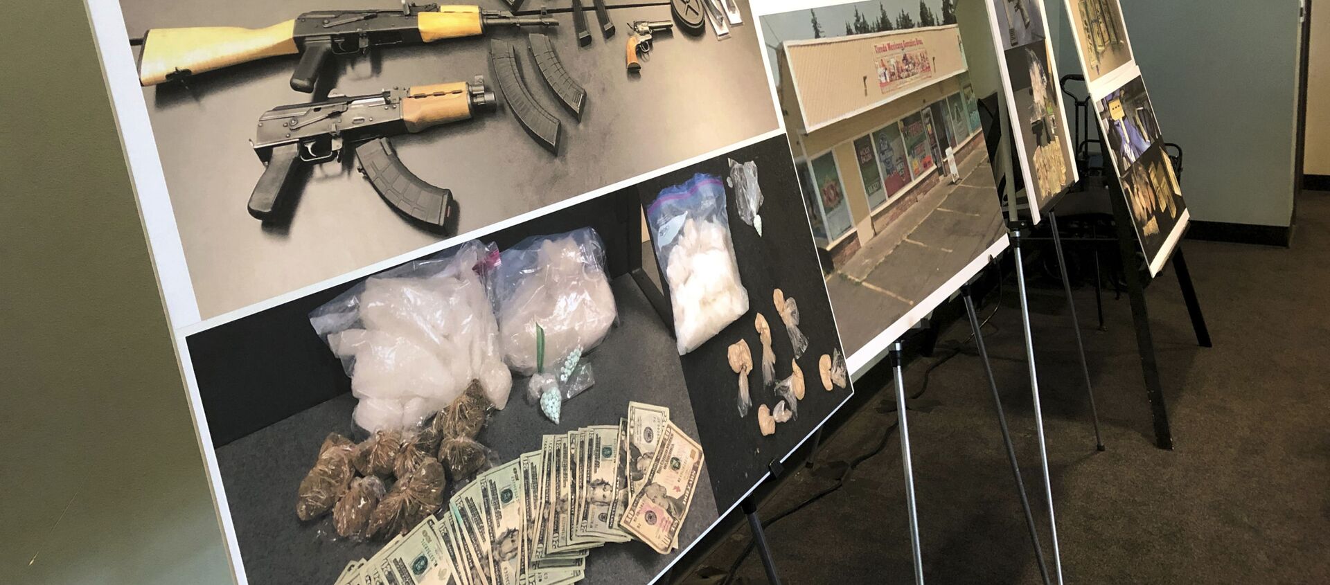 Photos of guns, drugs, and money are displayed at a press conference in Portland, Oregon in 2019 - Sputnik International, 1920, 18.06.2021
