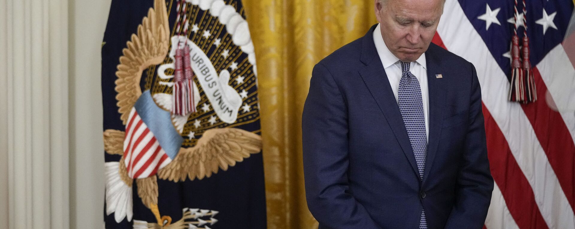 U.S. President Joe Biden waits to speak before signing the Juneteenth National Independence Day Act into law in the East Room of the White House on June 17, 2021 in Washington, DC. The Juneteenth holiday marks the end of slavery in the United States and the Juneteenth National Independence Day will become the 12th legal federal holiday — the first new one since Martin Luther King Jr. Day was signed into law in 1983. - Sputnik International, 1920, 19.06.2021