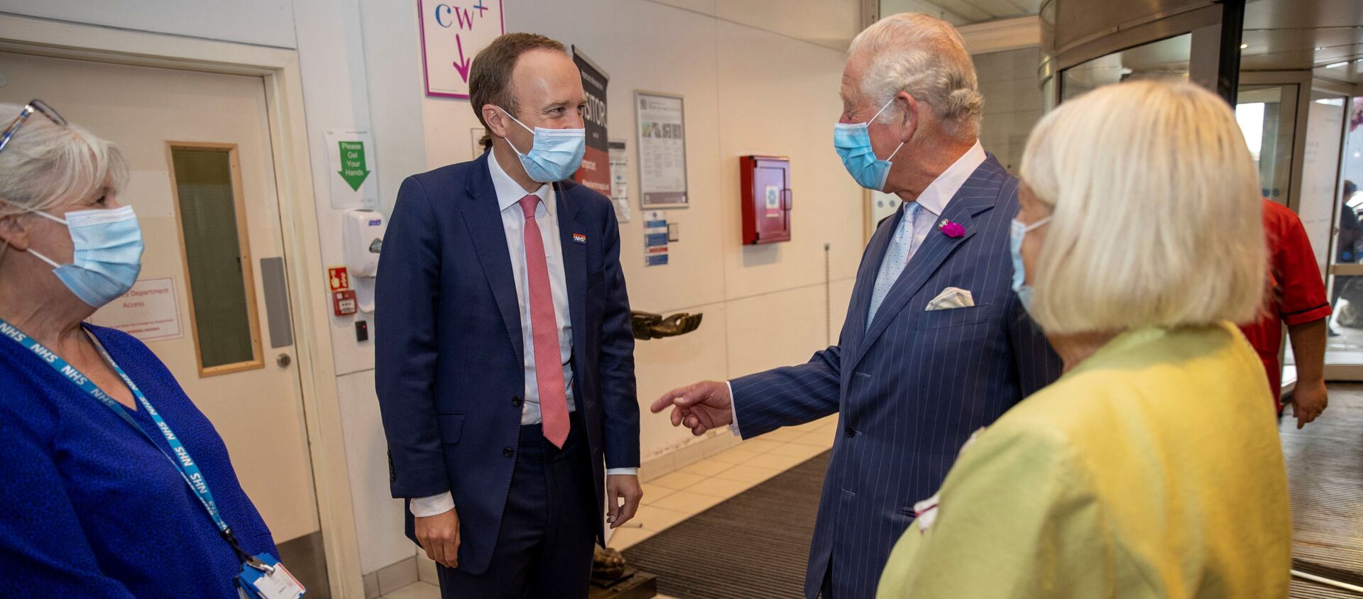 Britain's Prince Charles and Health Secretary Matt Hancock meet with NHS staff during a visit to Chelsea and Westminster hospital in London, Britain, 17 June 2021 - Sputnik International, 1920, 18.06.2021