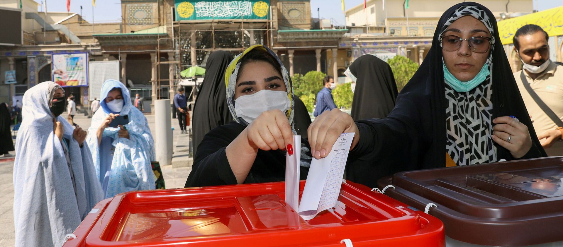 Iranian women cast their vote during presidential elections at a polling station in Tehran, Iran June 18, 2021 - Sputnik International, 1920
