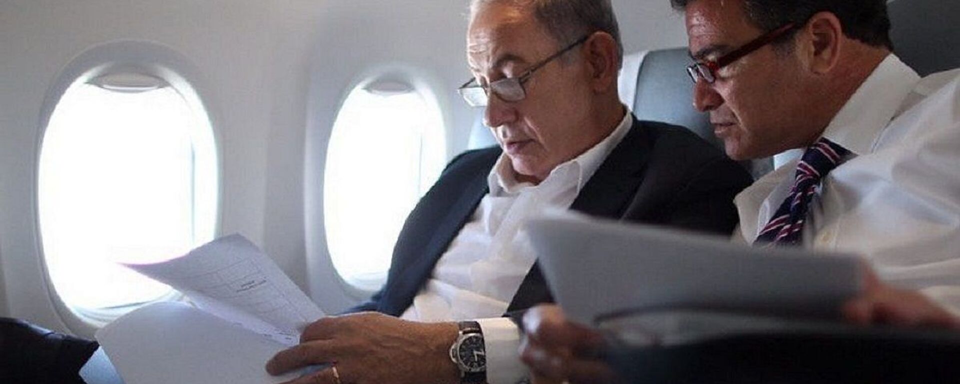Benjamin Netanyahu and Yossi Cohen look over documents in a photo posted on social media by Netanyahu on December 7, 2015, shortly after he named Cohen as the new Mossad chief - Sputnik International, 1920, 18.06.2021